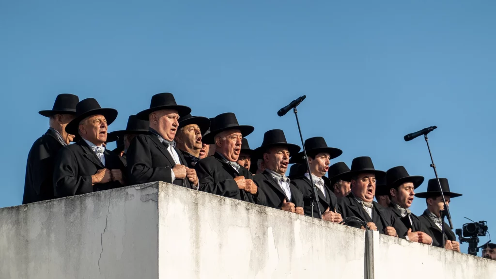 a group of men singing cante alentejano